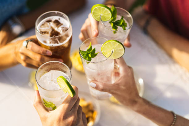 カクテルで乾杯を祝う人々のグループ – 手に焦点を当てたトリミングされたディテール – 飲み物とアルコールのライフスタイルコンセプト - drink alcohol summer celebration ストックフォトと画像