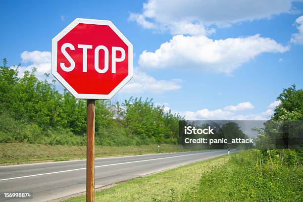 Foto de Placa De Estrada e mais fotos de stock de Stop - placa em inglês - Stop - placa em inglês, Verde - Descrição de Cor, Autoestrada