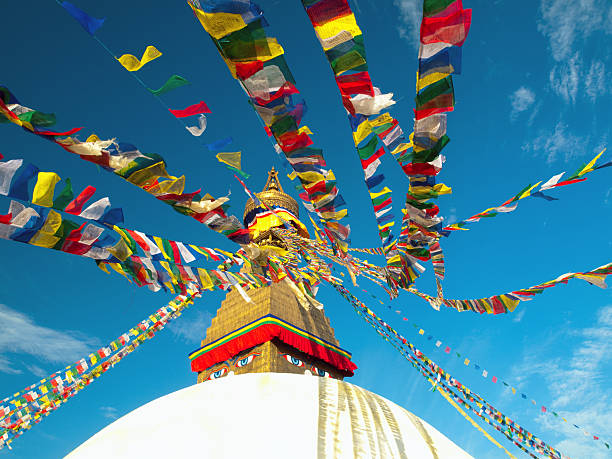 buddhist prayer flags against blue sky, boudhanath stupa, kathmandu, nepal - 加德滿都 個照片及圖片檔