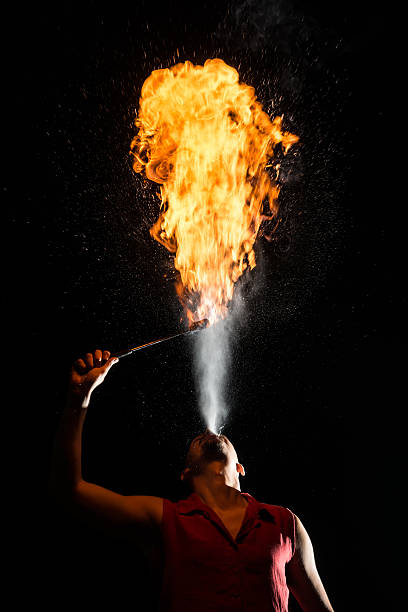 artista ambulante fuego linterna de ventilación soplando - fire eater fire performance circus performer fotografías e imágenes de stock