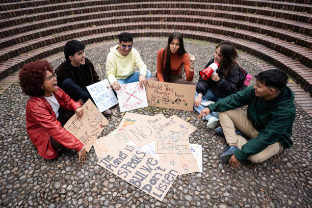 junge demonstranten mit transparenten über die umwelt im freien - women placard teenage girls student stock-fotos und bilder