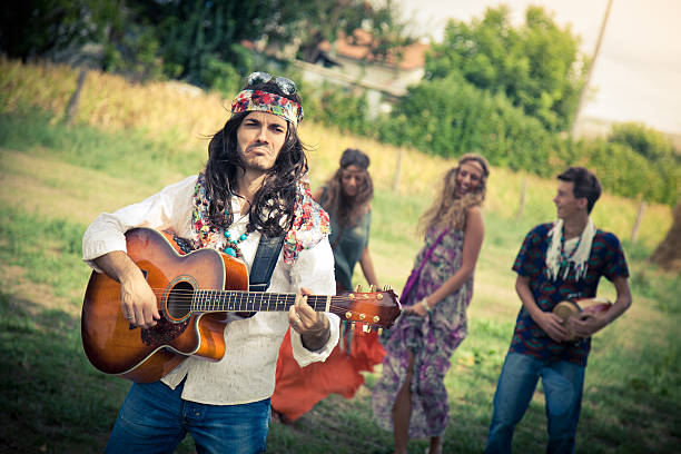 hippy grupo tocando la guitarra y bailar juntos - 1970s style women hippie retro revival fotografías e imágenes de stock