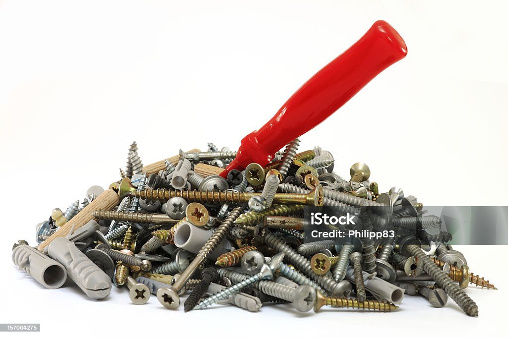 Pila de tornillos con un destornillador en es - Foto de stock de Destornillador libre de derechos