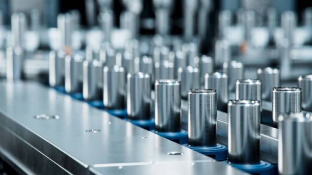 Close-up of Battery Cells for Automotive Industry on Production Line. Lithium-ion Cells for High-voltage Electric Vehicle Batteries on Conveyor. High Capacity Battery Manufacturing Process. primer plano de celdas de batería para la industria automotriz en línea de producción. celdas de iones de litio para baterías de vehículos eléctricos de alto voltaje en transportador. proceso de fabricación de baterías de alta capacidad.