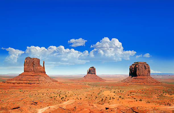 monument valley buttes - monument valley navajo mesa monument valley tribal park fotografías e imágenes de stock