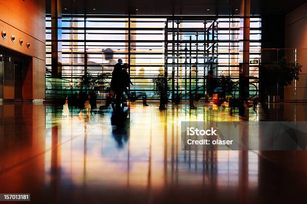 Foto de Viajantes Em Silhueta Terminal Do Aeroporto e mais fotos de stock de Aeroporto - Aeroporto, Escadaria, Degraus