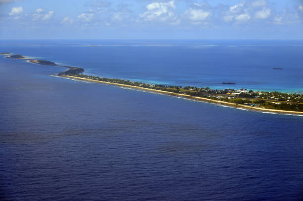 atolón funafuti y laguna desde el aire - vaiaku, tuvalu - south pacific ocean island polynesia tropical climate fotografías e imágenes de stock