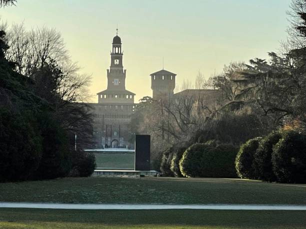 castello sforzesco all'alba con parco - milan italy italy castello sforzesco color image foto e immagini stock