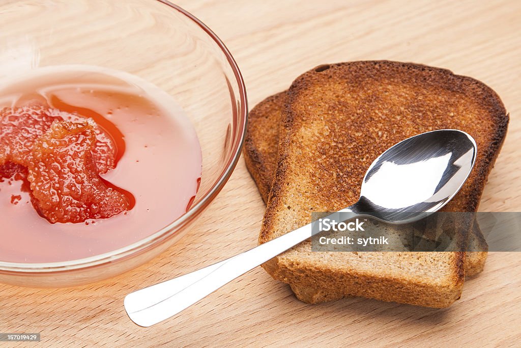 Tostadas de pan con contratuerca y la cuchara - Foto de stock de Al horno libre de derechos