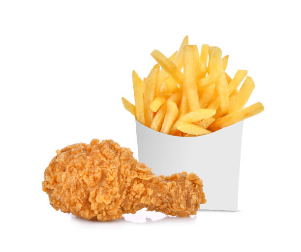 alitas de pollo fritas y papas fritas en una caja de papel blanco aislada sobre blanco - french fries fast food french fries raw raw potato fotografías e imágenes de stock