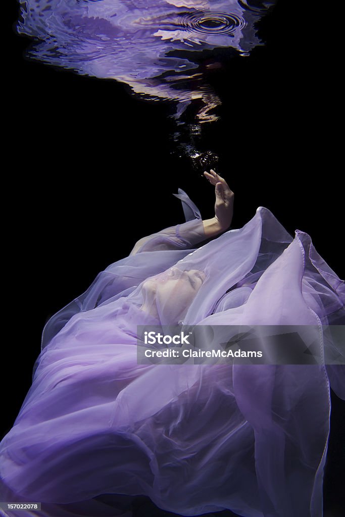 Underwater Retrato de moda de una hermosa modelo - Foto de stock de Subacuático libre de derechos