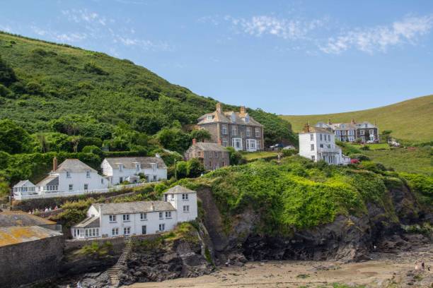 house on a hillside in port isaac, cornwall, uk - cornwall england uk england port isaac imagens e fotografias de stock