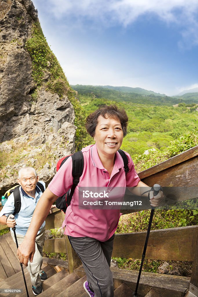 senior pareja asiática excursionismo en la montaña - Foto de stock de Tercera edad libre de derechos