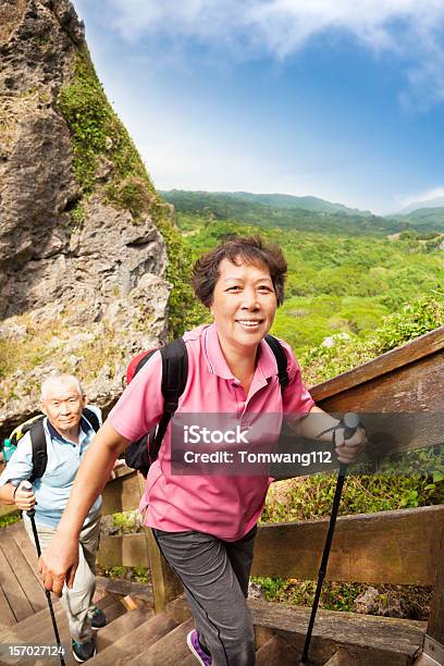 Sénior Asiática Casal Caminhadas Na Montanha - Fotografias de stock e mais imagens de Terceira idade - Terceira idade, Exercitar, Asiático e indiano