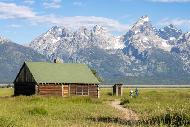 domek z bali (john moulton homestead) na mormon row w jackson hole w parku narodowym grand teton w hrabstwie teton, wyoming - teton valley zdjęcia i obrazy z banku zdjęć