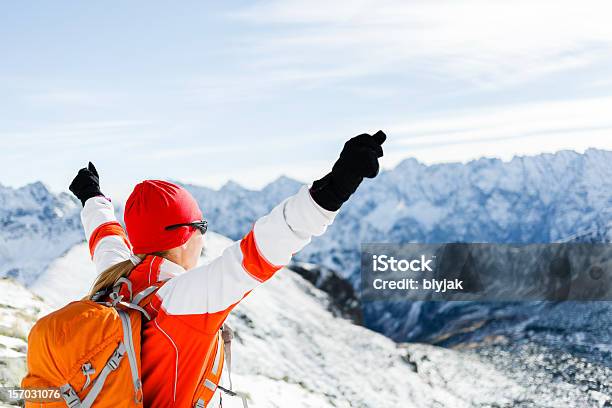 Photo libre de droit de Femme Vient Compléter Lascension Sur Les Montagnes Dhiver banque d'images et plus d'images libres de droit de Atteindre