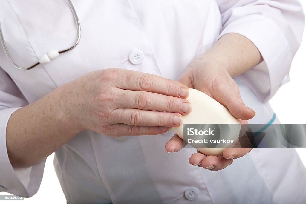 Savon à la main d'un médecin - Photo de Femmes libre de droits