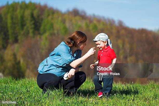 Mutter Mit Babyspaziergang In Den Bergen Stockfoto und mehr Bilder von 2-3 Jahre - 2-3 Jahre, 25-29 Jahre, Aktiver Lebensstil