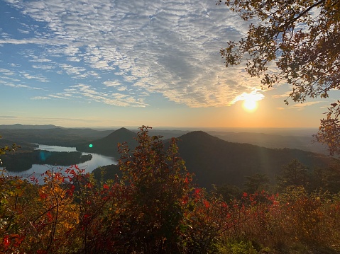 Chilhowee Mountain, located in southeastern Tennessee, is part of the Cherokee National Forest and near the Great Smoky Mountains. In autumn, the leaves change colors and create picturesque views of the surrounding landscapes.