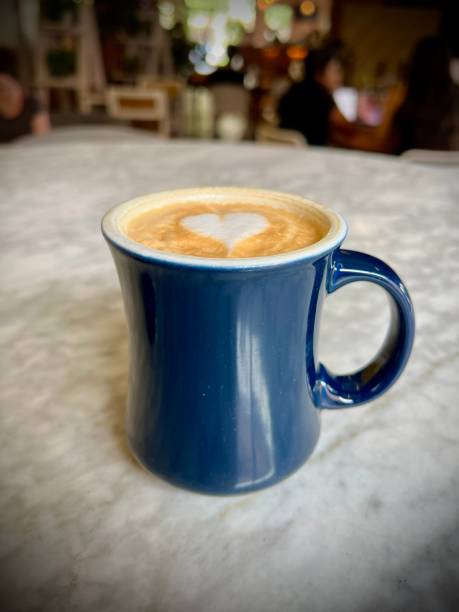 una taza de café caffè latte - pausa caffè fotografías e imágenes de stock