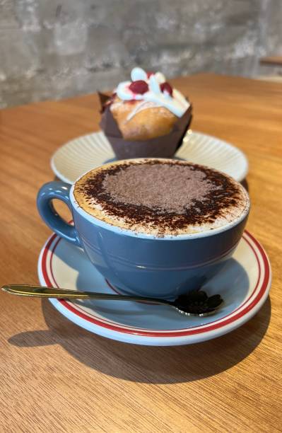 una taza de café caffè latte con un pastel de muffins - pausa caffè fotografías e imágenes de stock