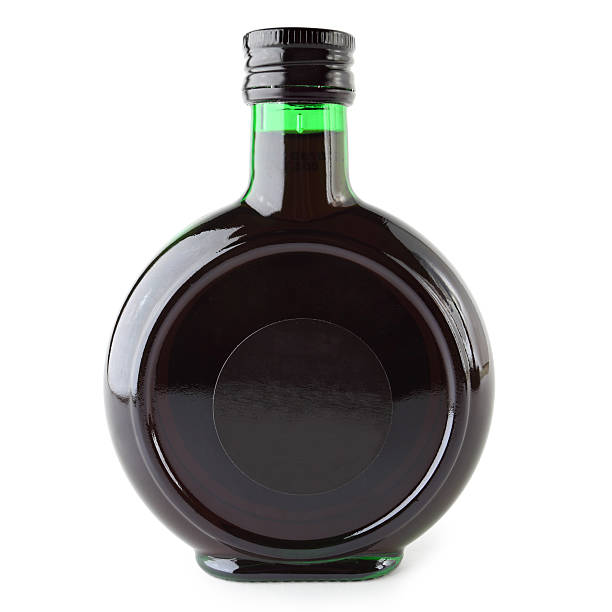 garrafa com álcool bebidas - brandy bottle alcohol studio shot imagens e fotografias de stock
