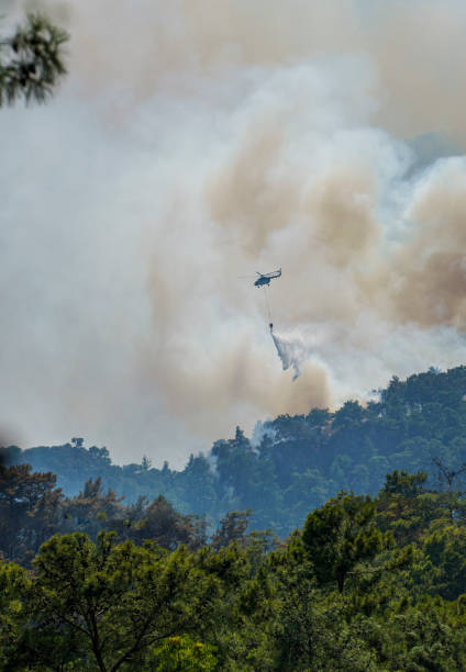 helicóptero de bombeiros lutando contra o incêndio florestal de kemer, antalya, turkiye - aircraft emergency - fotografias e filmes do acervo