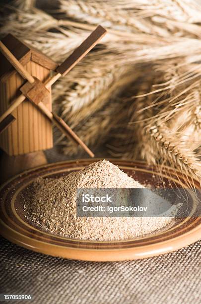 Wholemeal Mehl Und Weizen Auf Tuch Sack Nahaufnahme Stockfoto und mehr Bilder von Agrarbetrieb