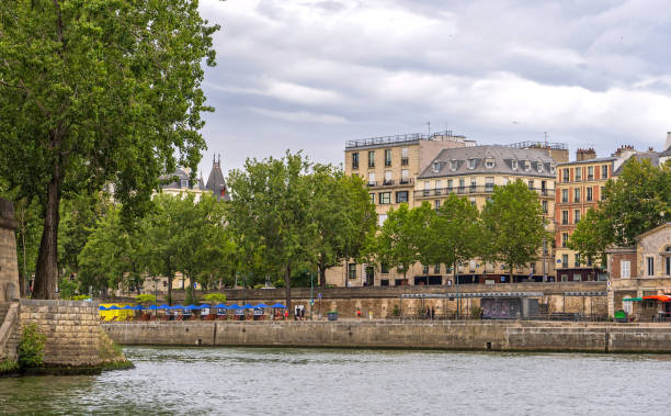 istock Paris, France 1570582710