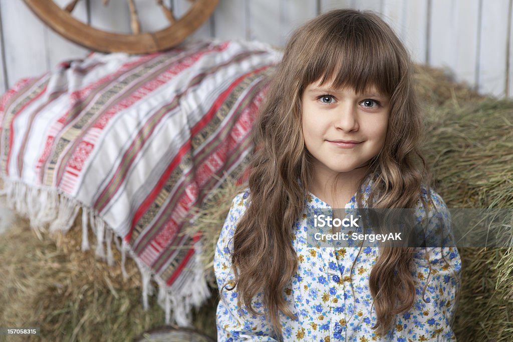 Retrato de menina aldeão em hayloft com decoração de madeira vintage - Foto de stock de Aldeia royalty-free