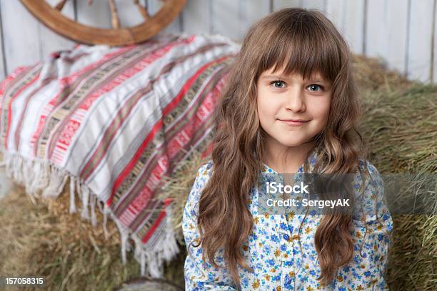 Foto de Retrato De Menina Aldeão Em Hayloft Com Decoração De Madeira Vintage e mais fotos de stock de Aldeia