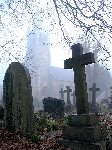 Misty Friedhof mit graves und die Kirche im Hintergrund. – Foto