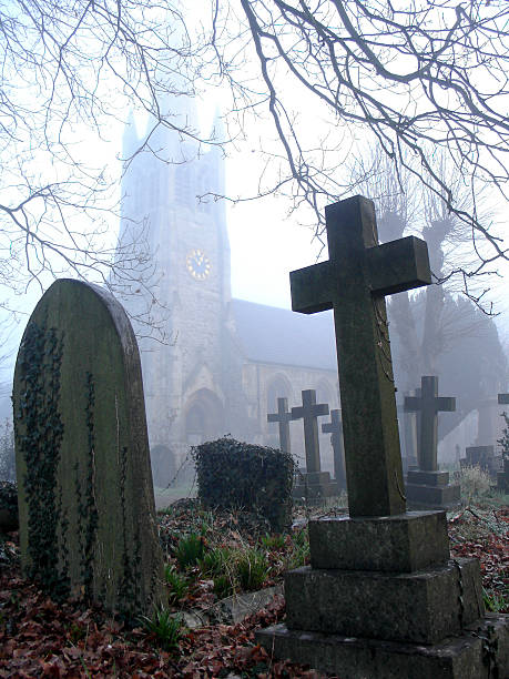 미스티 churchyard (graves 및 성당도 배경. 스톡 사진