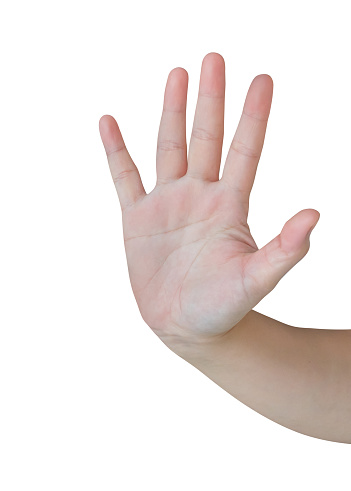 Gesto de la mano de la mujer mostrar el signo número cinco aislado sobre fondo blanco photo