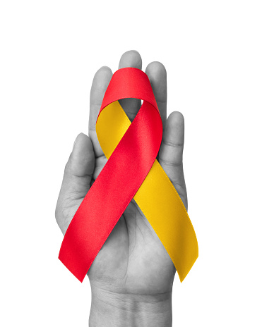 Día Mundial de la Hepatitis y concientización sobre la coinfección VIH/VHC con cinta amarilla roja de color simbólico para apoyar al paciente con enfermedad y enfermedad hepática C. Arco aislado con trayectoria de recorte photo