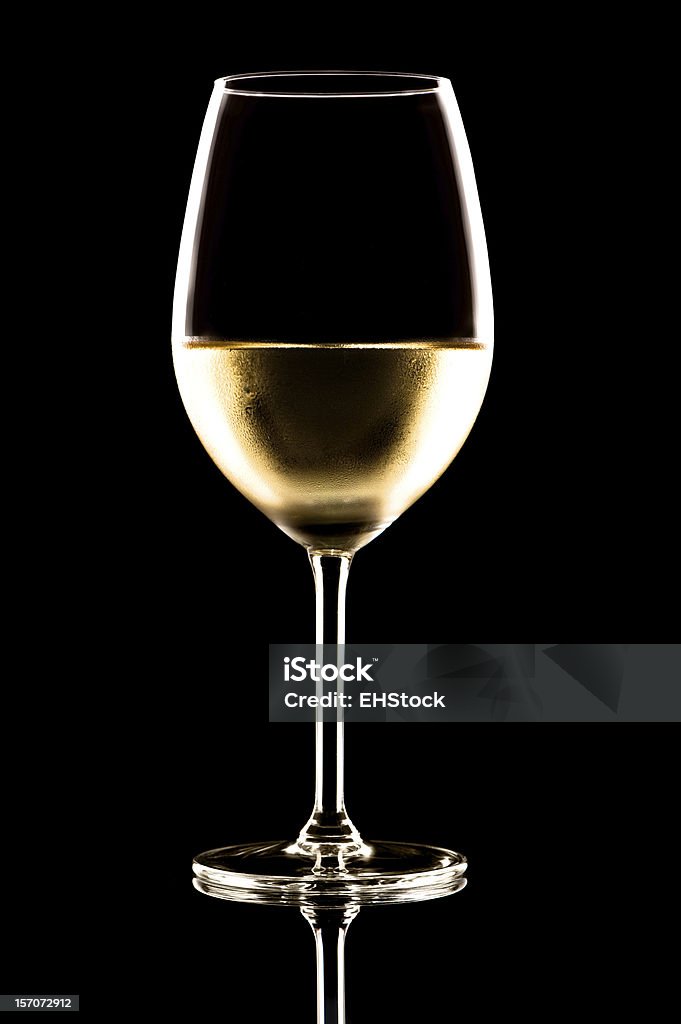 Weißweinglas auf Schwarz - Lizenzfrei Schwarzer Hintergrund Stock-Foto
