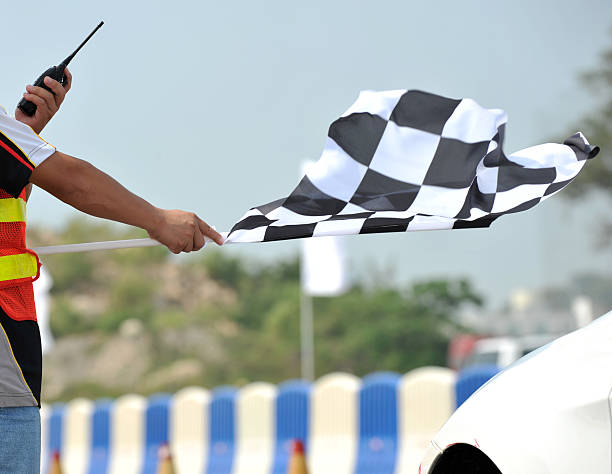 karierte racing flag - checkered flag flag the end motorized sport stock-fotos und bilder