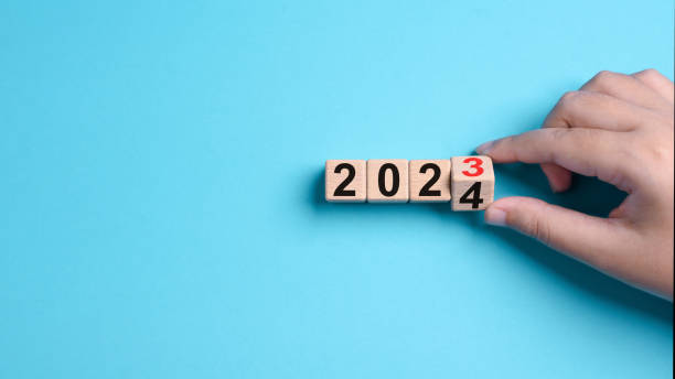 2024 joyeux réveillon du nouvel an blocs de bois flip changer de main fond bleu. compte à rebours commençant à se terminer 2023 calendrier d’action calendrier stratégie vision future. célébration de la résolution du plan de démarrage d’entrepr - new years day new years eve new year ethnic photos et images de collection