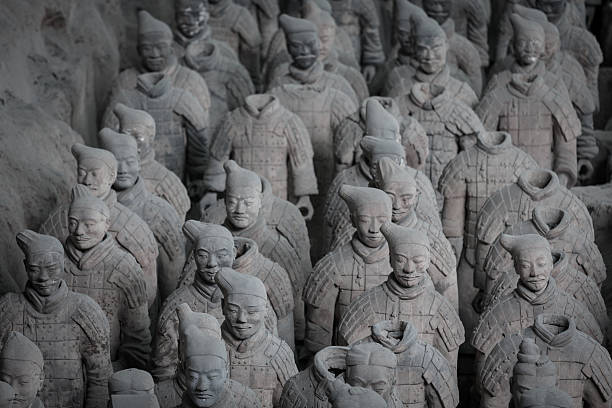 esercito di terracotta - terracotta soldiers chinese ethnicity warrior xian foto e immagini stock