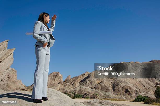 Atractiva Mujer De Negocios Buscan Oportunidades Foto de stock y más banco de imágenes de Adulto - Adulto, Adulto joven, Agua Dulce - Condado de Los Ángeles