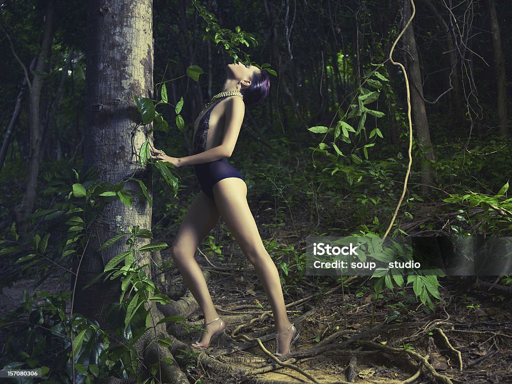 魅力的な女性には、トロピ�カルな森林 - 20-24歳のロイヤリティフリーストックフォト