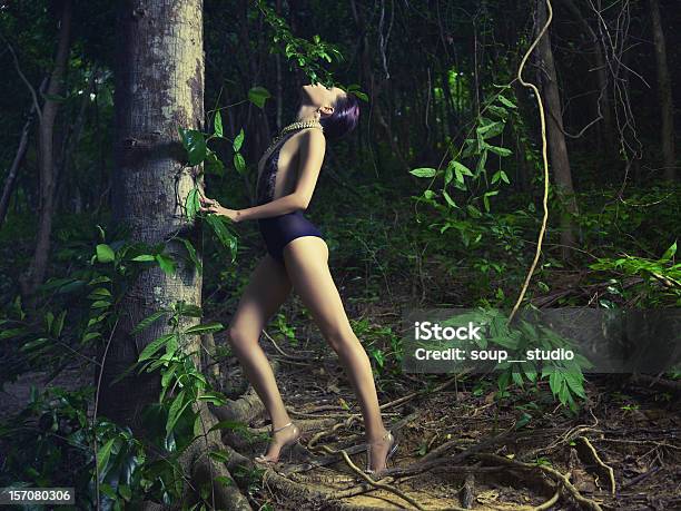 Foto de Senhora Glamourosa Em Uma Floresta Tropical e mais fotos de stock de 20-24 Anos - 20-24 Anos, 25-30 Anos, Adulto