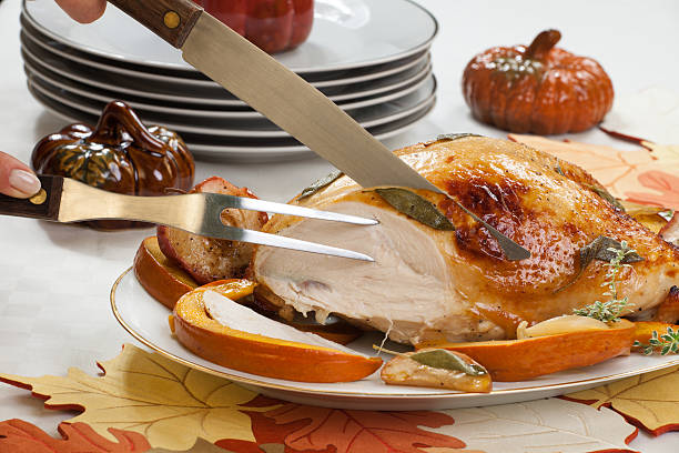 pechuga de pavo a la salvia-miel rub - roast turkey turkey carving turkey breast fotografías e imágenes de stock
