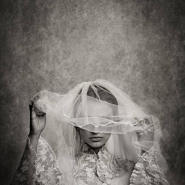ghostly mariée soulevant son voile - veil photos et images de collection