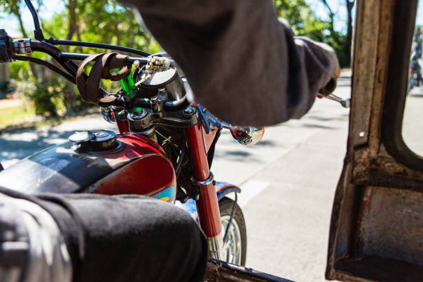 tuk-tuk nas filipinas - motorcycle motorcycle point of view road biker - fotografias e filmes do acervo