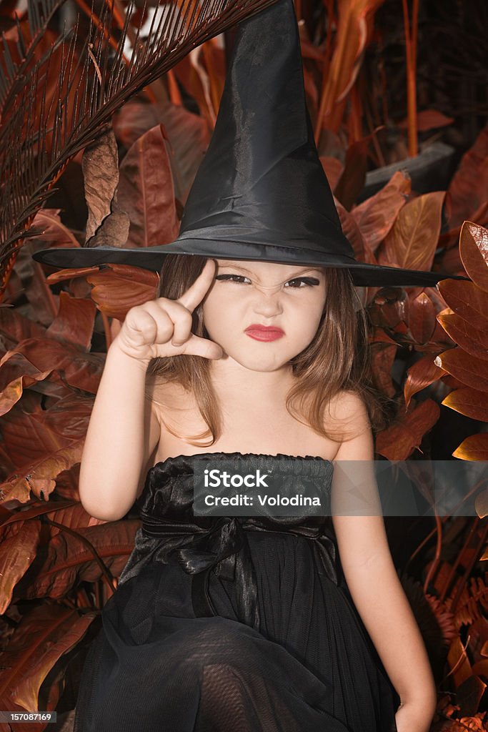 Bambina nel cappello nero, Halloween - Foto stock royalty-free di Allegro