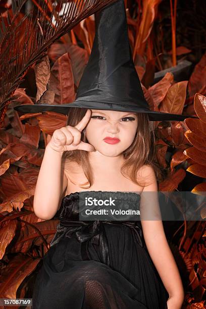 Bambina Nel Cappello Nero Halloween - Fotografie stock e altre immagini di Allegro - Allegro, Asia, Bambino dell'asilo