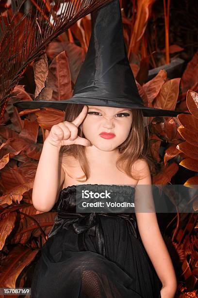 Маленькая Девочка В Черной Шляпе Хэллоуин — стоковые фотографии и другие картинки Азия - Азия, Ведьма, Ведьмин колпак