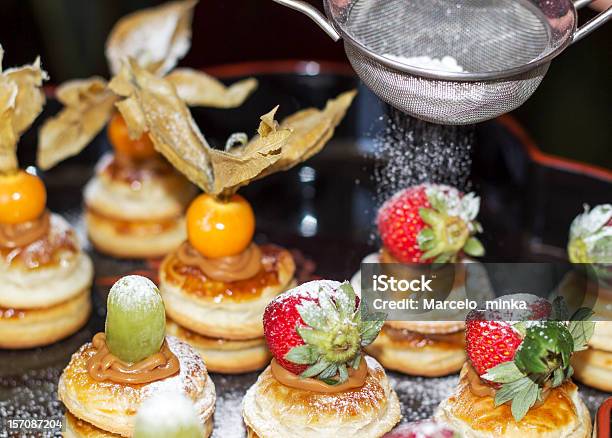 Blätterteiggebäck Mit Früchten Stockfoto und mehr Bilder von Erdbeere - Erdbeere, Mille-Feuille, Beere - Obst