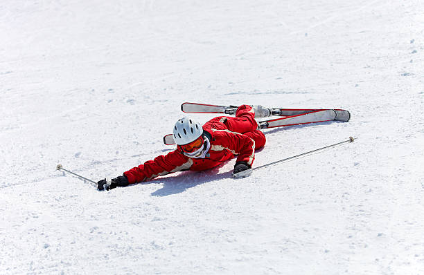mulher esquiador após cair sobre uma montanha de declive - dragobrat imagens e fotografias de stock